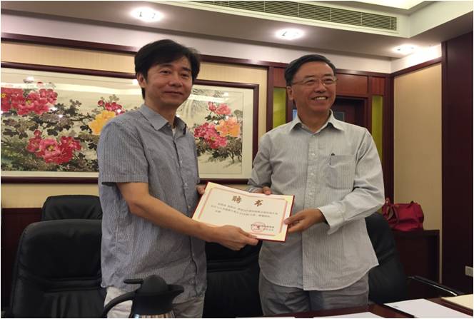 2016年8月，中国国际科技会议中心副主任秦久怡向CCLH新一任主席韩铁如颁发聘书